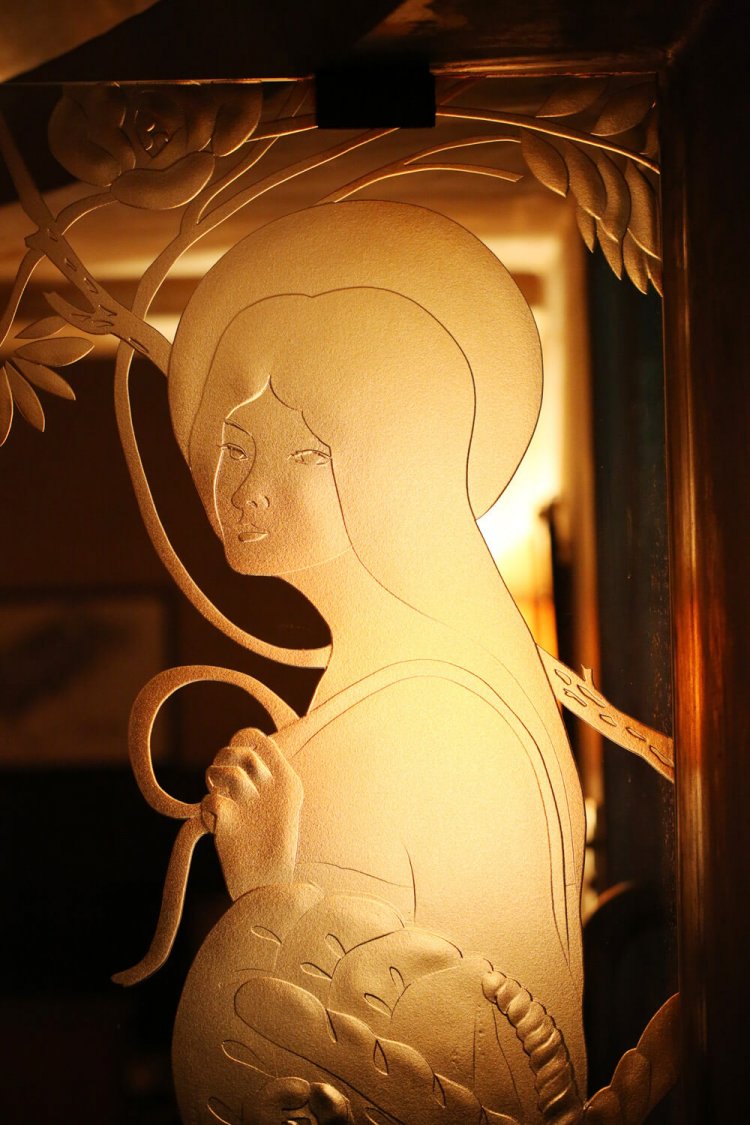 間接照明に浮かぶステンドグラスが幻想的。