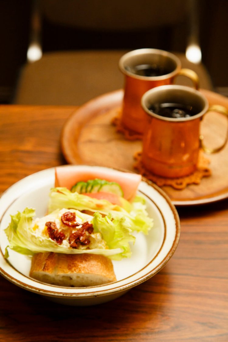 パリジャンサンド550円。ポテトはドライトマトがいいアクセント。「冷たくて唇に触れるだけで気持ちいいのよ」と、カップにもこだわるアイスコーヒー450円。