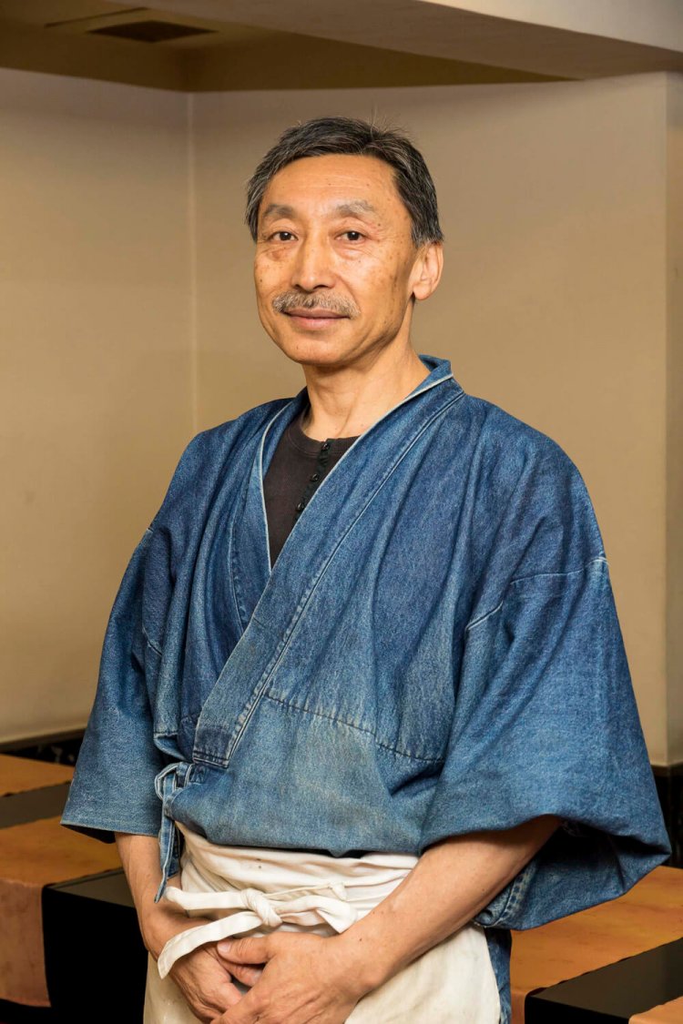 気軽に食べ物の話などをしてくれる店主の関一（はじめ）さん。