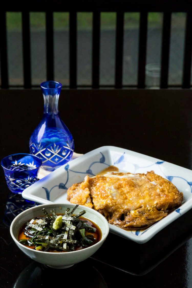 かつ煮950円は大ぶりだ。磯とろろ600円を鳥取の稲田姫750円でグビリ。