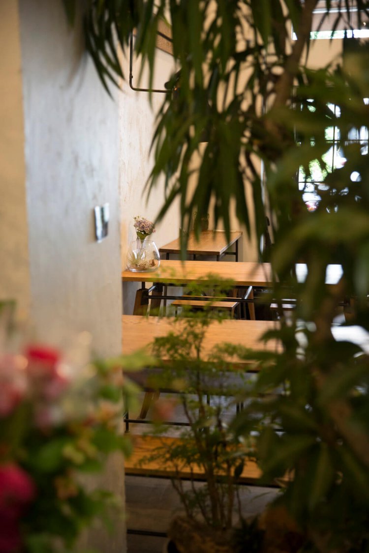 カフェスペースには直井さんが心引かれた「hirofurniture」の大きなテーブルが2つ。