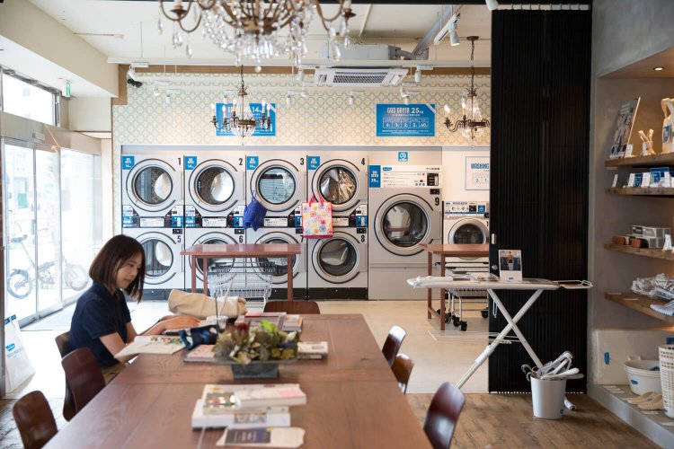 シャンデリアが下がるしゃれた店内。カウンターとテーブルで座席は約20 席。