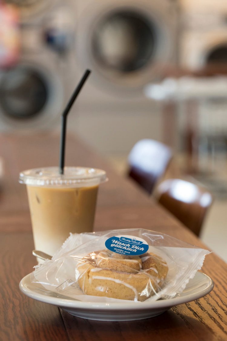 アイスカフェラテ350円、シナモンロールクッキー280円。青いシールにはドイツ語で「洗濯中に幸福がありますように」の言葉が。