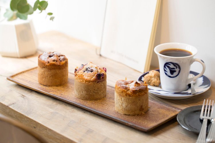 ハンドドリップコーヒー500円、果物の旬ごとに常時3種類あるタルトマフィン1個400円～。