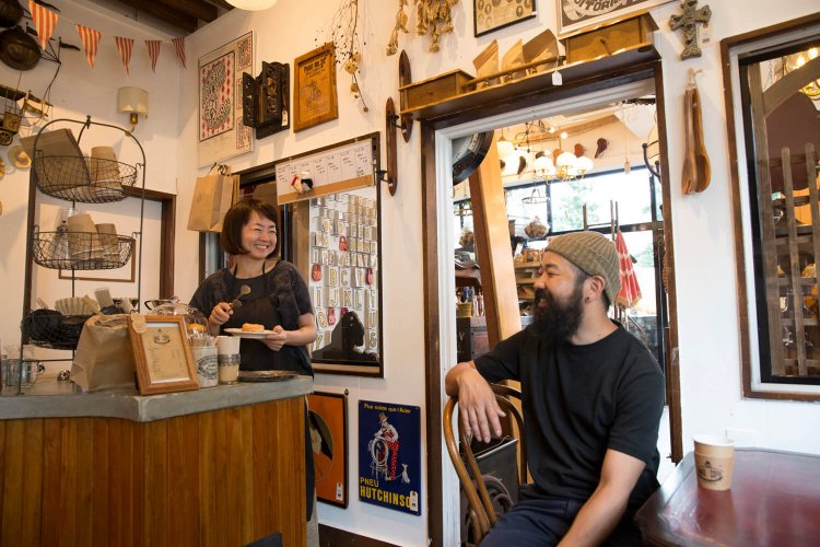 「仕事中にいつでもコーヒーが飲める」と笑う杉村聡さんと真理子さん。