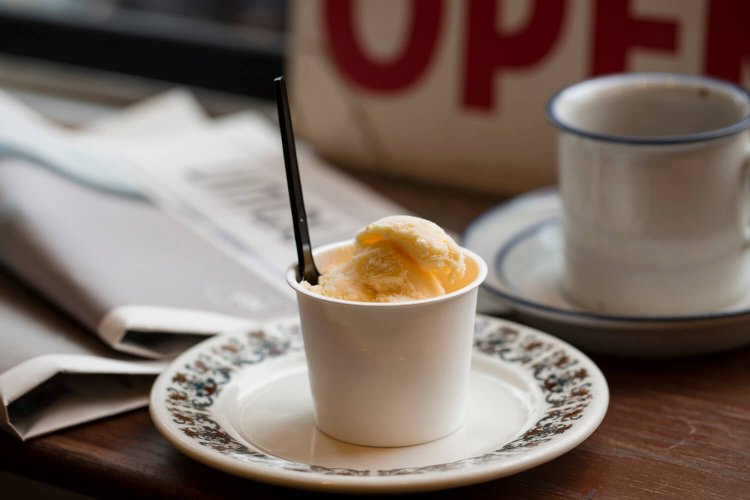 ブレンド350円、アイスクリーム370円はご近所のイタリア料理店に頼んでいる特注品。