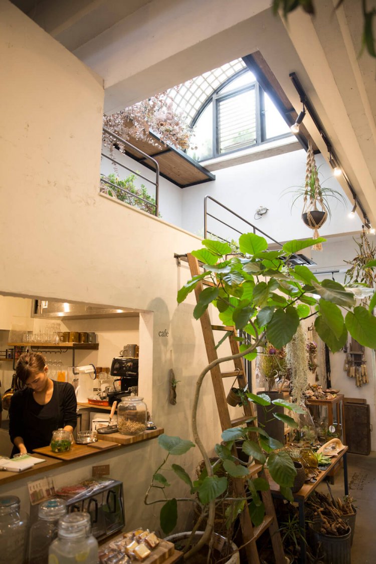 天井の高い店内にはキッチンが小部屋のように配される。