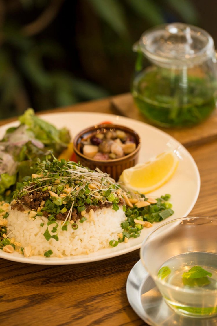 グリーンそぼろカレー1000円、フレッシュハーブティー700円。