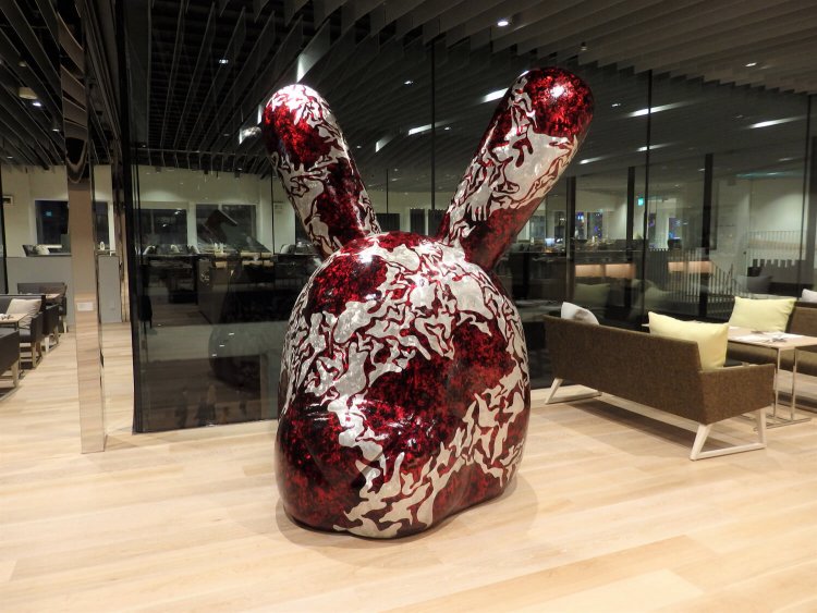 2階のレストラン『ユラユラ』にある石村大地の作品「自刻像～好きを集める～」