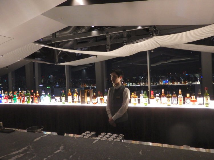 バーラウンジ「雲雲～KUMOKUMO～」。日が長い時期は早い時間に生駒山を望む夕景も楽しめる。