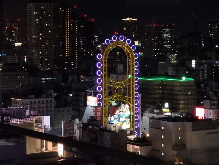 同じく20階からはドン・キホーテ心斎橋店の観覧車の夜景も。