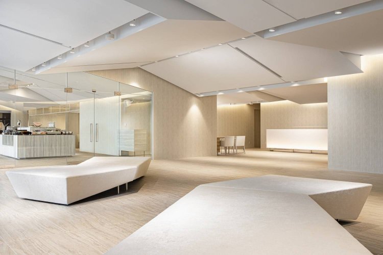 白を基調とした11階のフロントロビー。