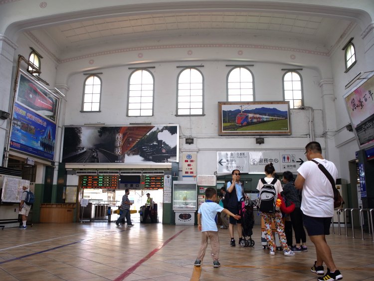 天井の高い、吹き抜けの駅コンコース