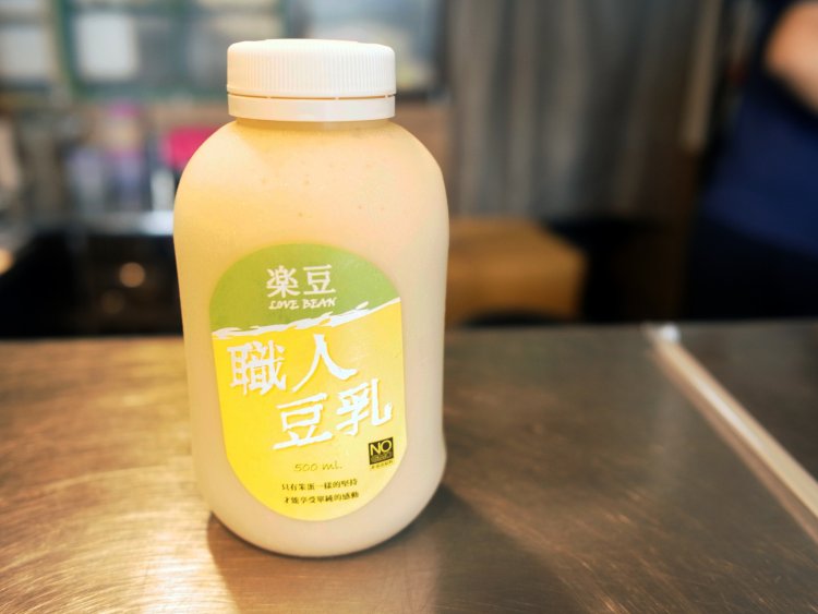 原味=プレーン40 元。黒糖、胡麻など種類多数。蓋付きの容器で持ち運びも◎。