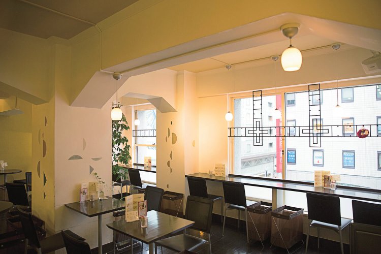 窓辺のカウンター席から埋まる。