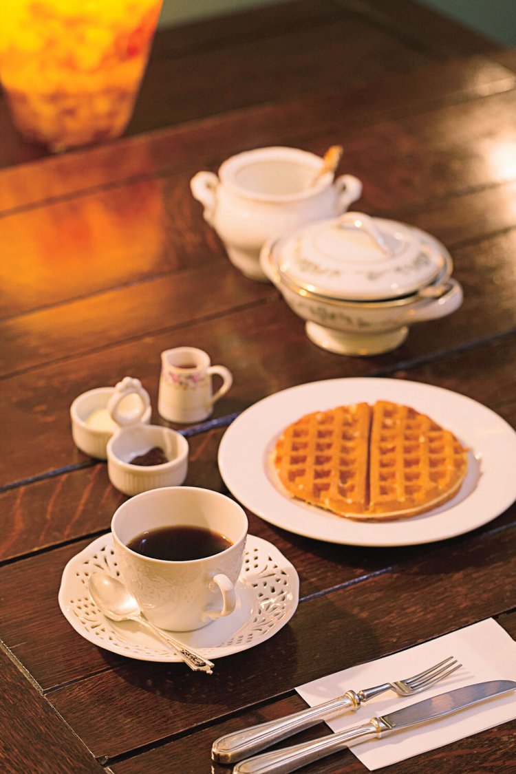 ブラジルがベースのマイセンブレンド900円、ワッフル600円。時代ものの器にうっとり。