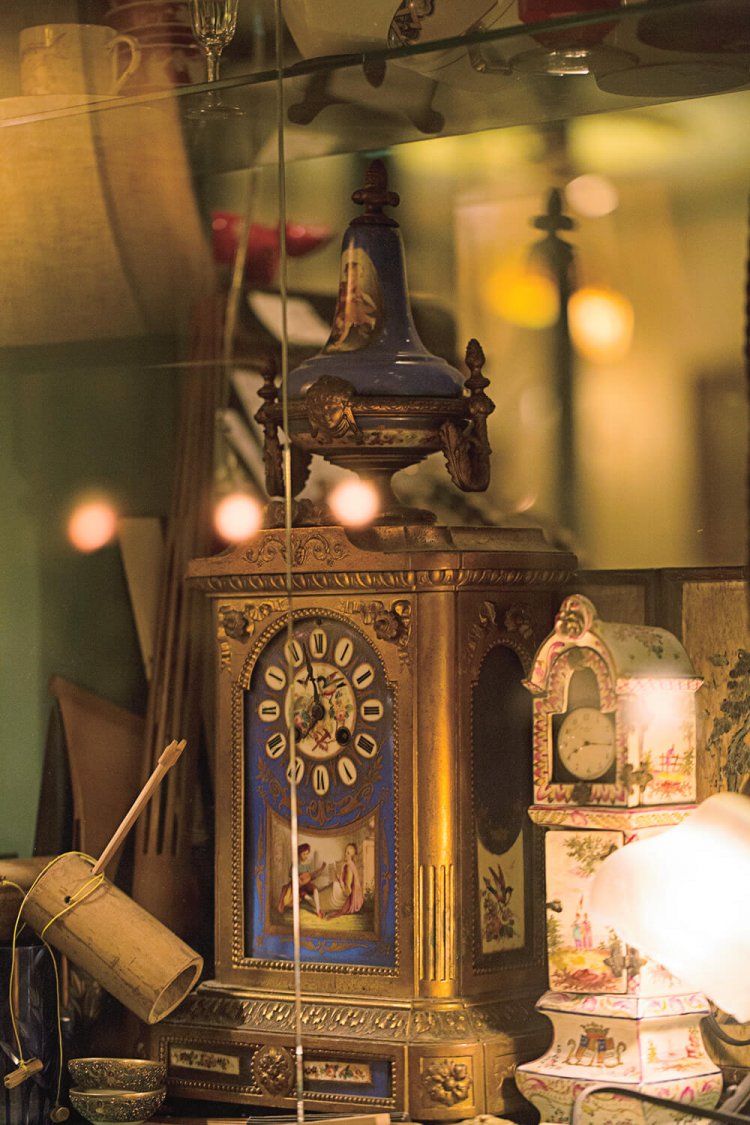 アンティークの時計があちこちにある。