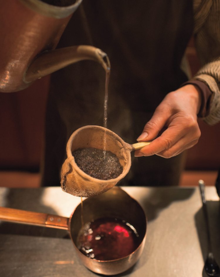 コーヒーは自家焙煎でネルドリップ式ブレンド5種740円、ストレート790円～、ビンテージコーヒー1100円～。