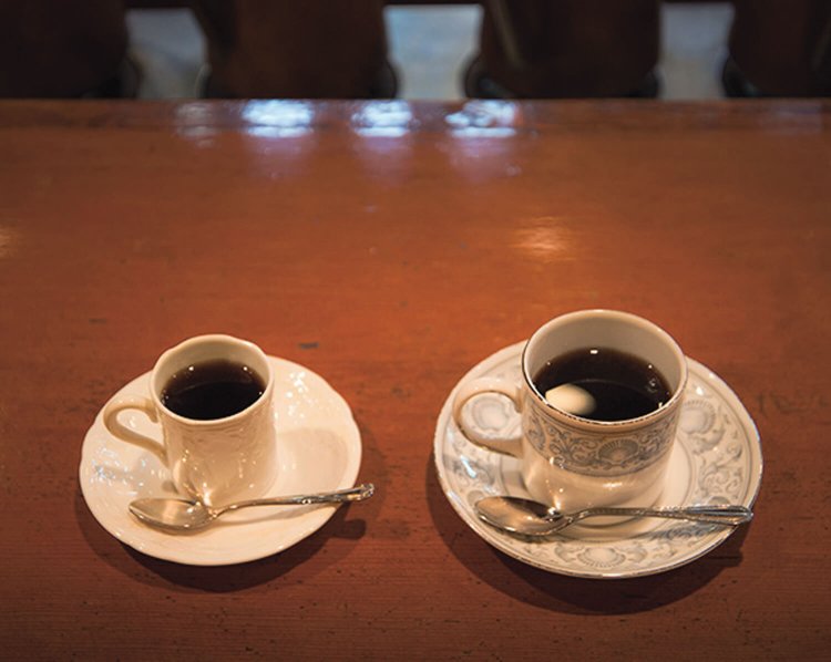 コーヒーは客の希望に合わせ50cc、100cc（左）、120cc（右）のカップで提供。