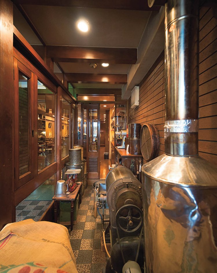 焙煎機は熟練の技術がないと扱えない手動式のもの。