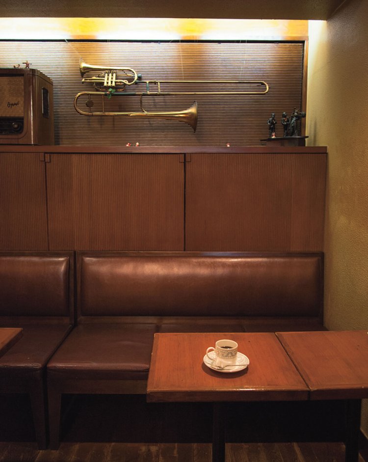 BGMは通なオールドジャズを空管アンプで、あくまでさりげなく。