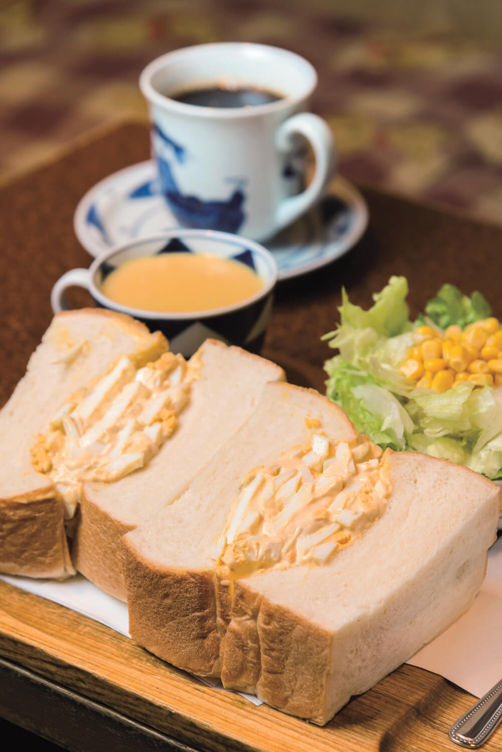 サンドイッチセット1200円は山盛りサラダと濃厚スープ、飲み物付き。