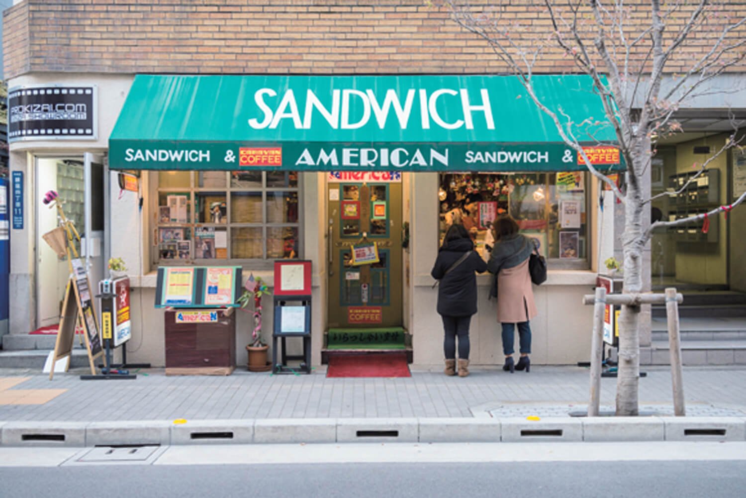ニューヨークのデリのような陽気な外観。テイクアウトのサンドイッチが飛ぶように売れてゆく。