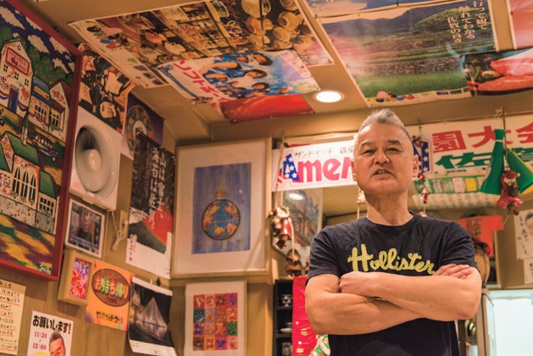 佐賀県のポスターとサインがいっぱいのにぎやかな店内。