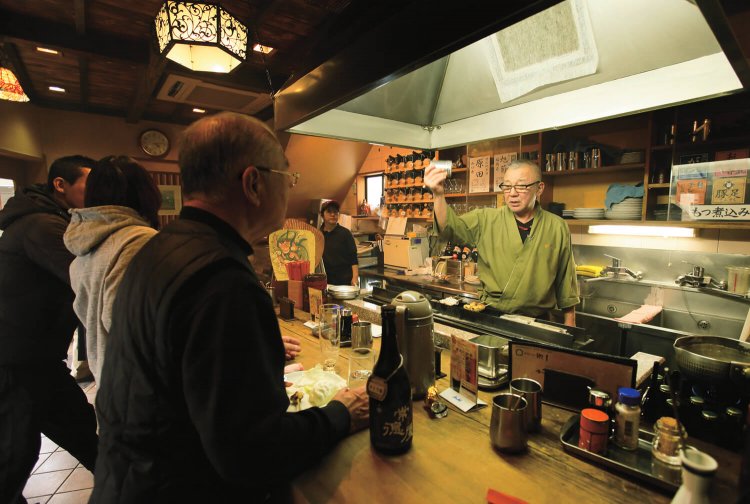 2004年に開店。常連が多く、壁一面にボトルキープの瓶。