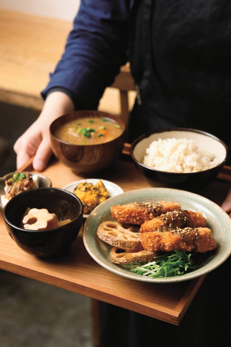 車麩のフライと季節の野菜の素揚げゴマ味噌だれ定食1300円。