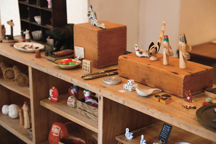 カフェスペースの隣に雑貨の展示や販売も。