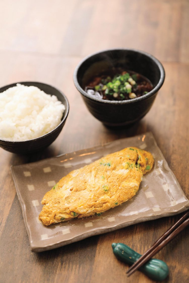 おばあちゃんのオムレツ480円、土鍋で炊いたごはん200円、牛すじ味噌煮込み680円。