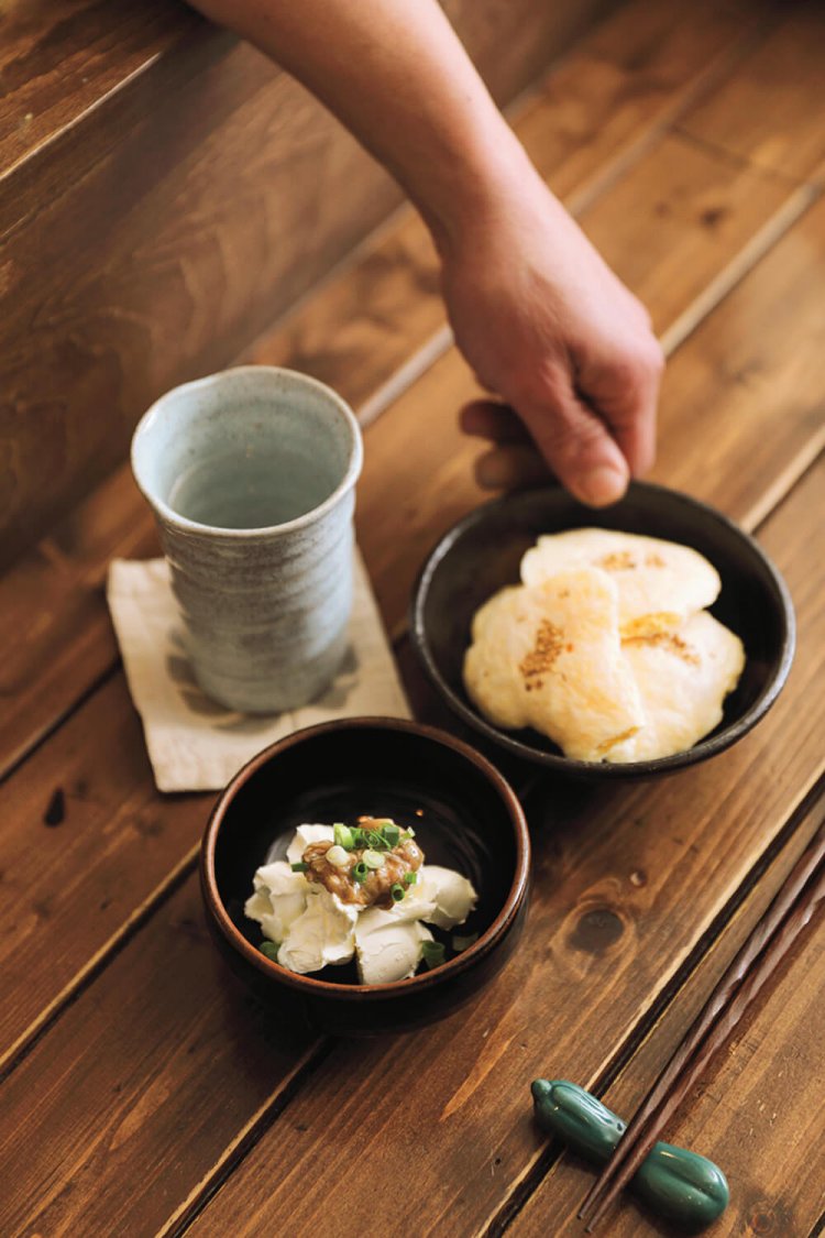 酒盗クリームチーズ580円（手前）、サクサクのごまチーズ380円、酒1合780円。