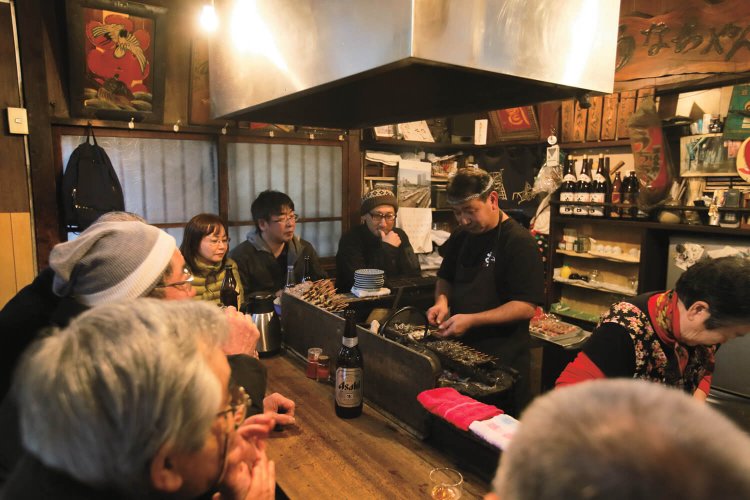 煙で飴色になった壁や酒燗器が渋い。「こだわり？強いて言えば古さと安さだね（笑）」とガラケーを愛用する4代目。