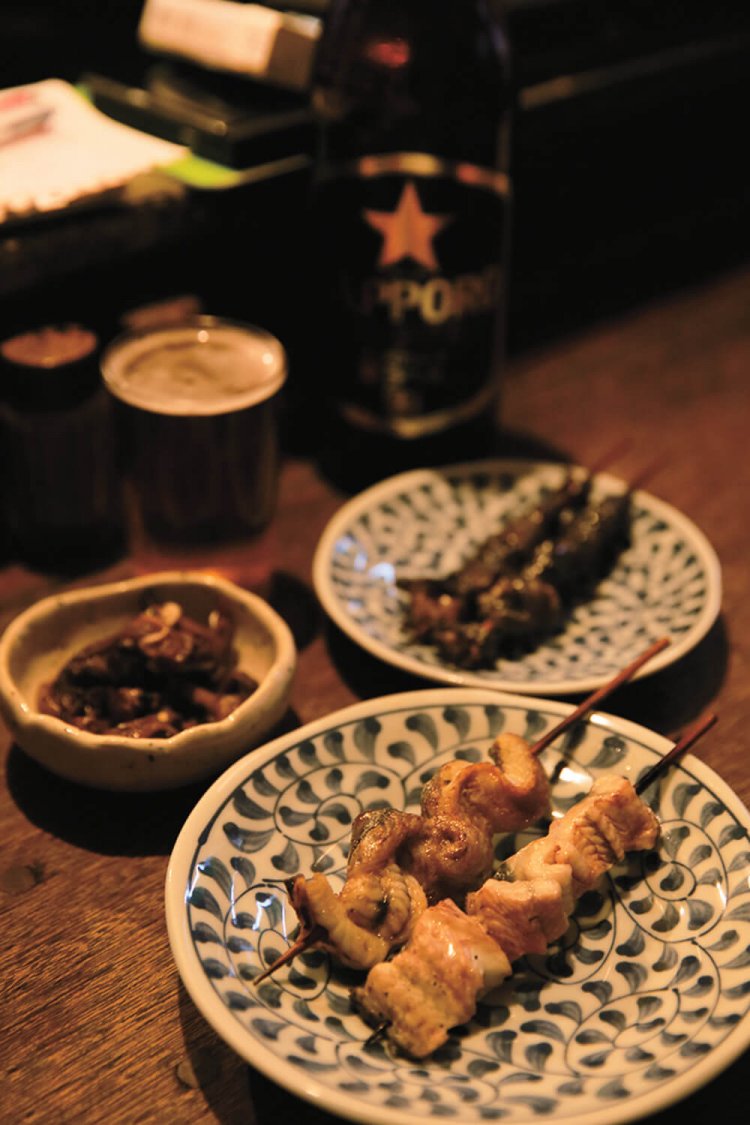 手前から一口蒲焼、くりから焼、ひれ焼など。瓶ビール600円。焼酎は瓶からセルフで注ぎ、氷は客同士でシェア。