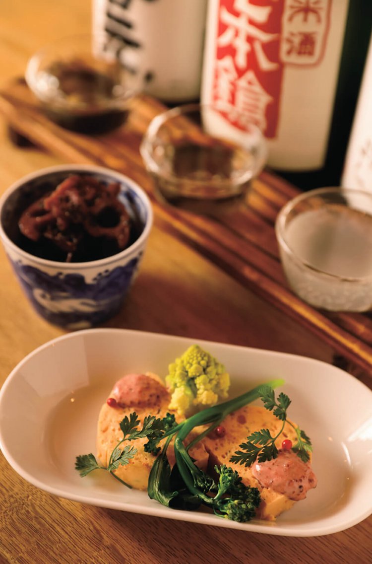 えびの燻製入り冷製しんじょ640円など。一部酒肴は本店からデリバリー。本日の利酒セット1080円。当日は萩の鶴純吟生原酒ほか。日本酒は20数種。