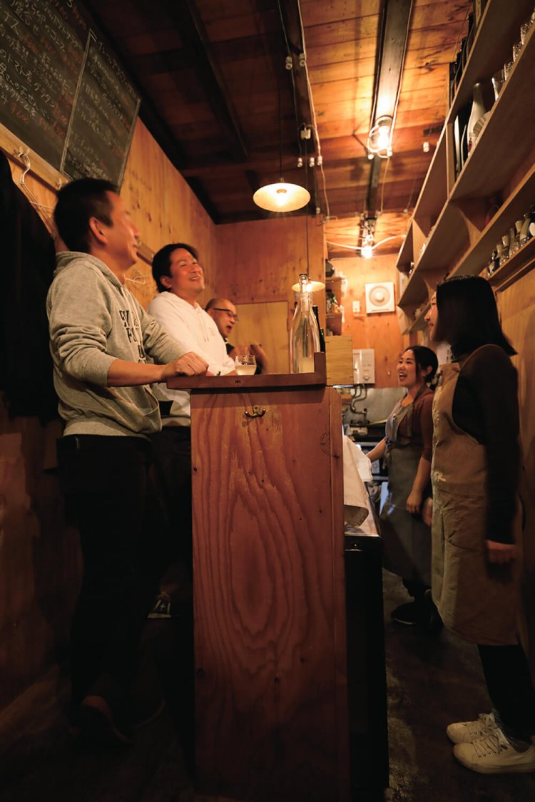 1階壁には蔵元のサイン。