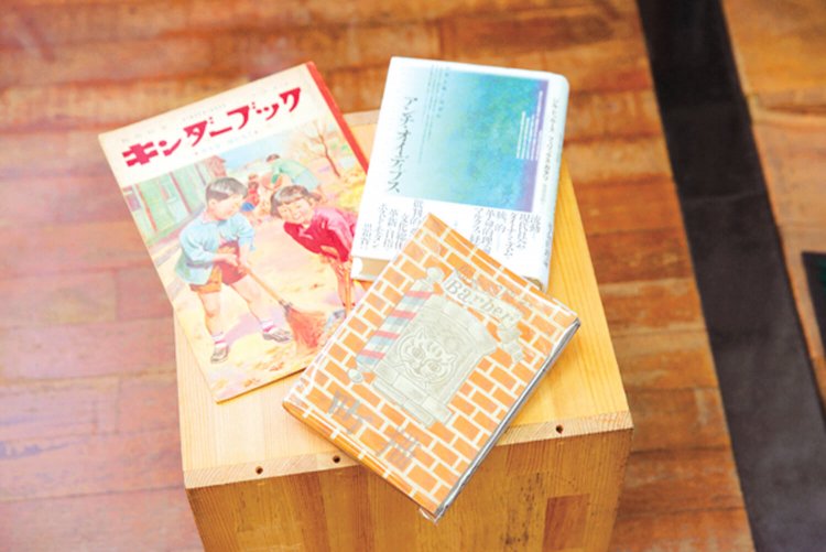 左から時計回りに『キンダーブック』(昭和31年発行)2000円。『アンチ・オイディ プス』(ジル・ドゥルーズ、フェリックス・ガタリ)2000円。1ページごとに違う画家が 描いている『猫町』(萩原朔太郎・著)、5万円。