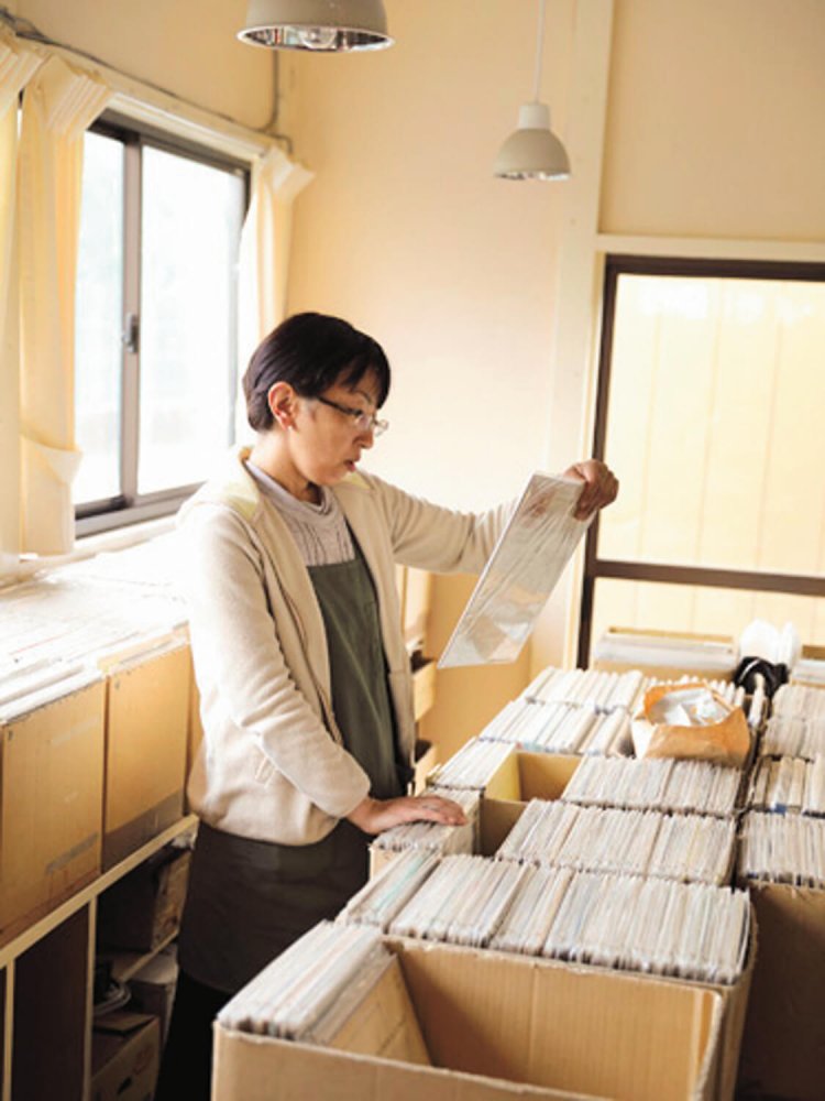 お隣のクラシックレコード店『アマデオ』セレクトが並ぶ。