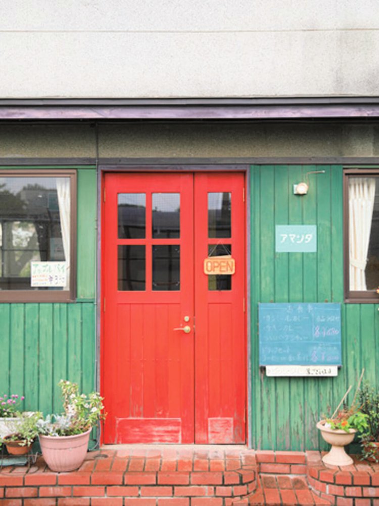 戦後建築のオレンジの扉、中央階段を活かして2008年より営む。