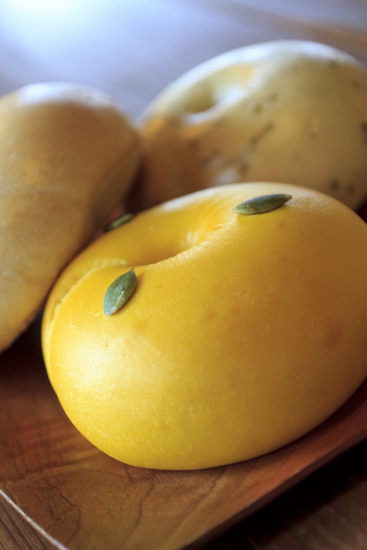 1階ではカボチャなど約20種のベーグルを販売。