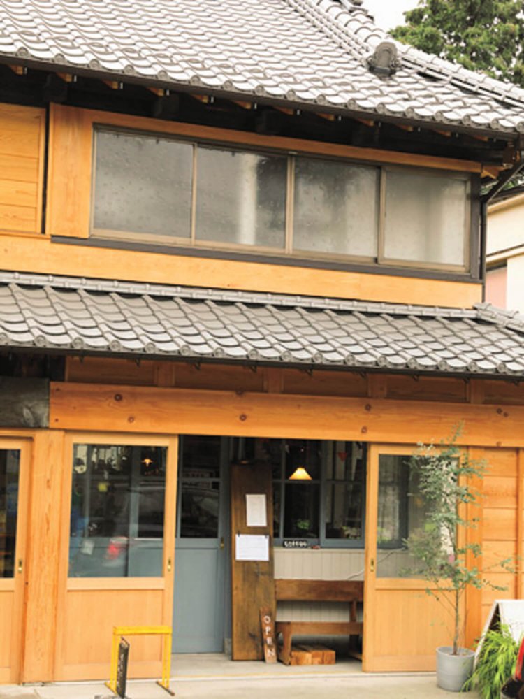 2軒長屋のひとつ。2Fは作家iroiroのアトリエとショップに。