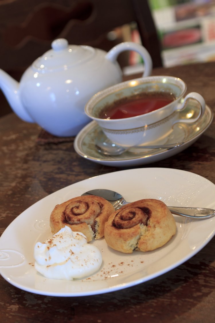 外はカリッ、中はしっとりとしたシナモンロールスコーンとダージリンを使った紅茶。