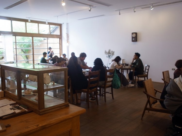 木を基調とした店内