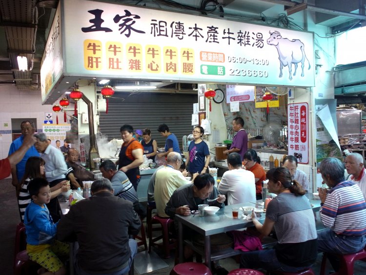 常に活気のある店内