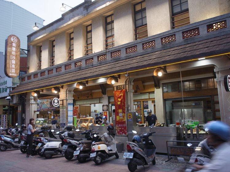 地元民も多く訪れる人気店