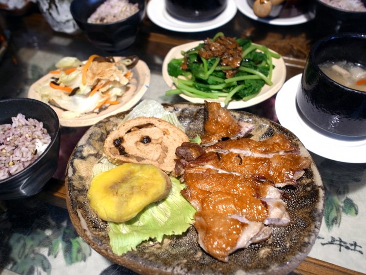 体にやさしい薬膳定食が食べられる