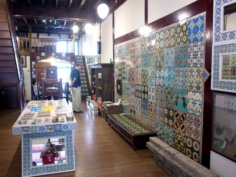 当時の暮らし再現コーナーや花磚グッズ販売も