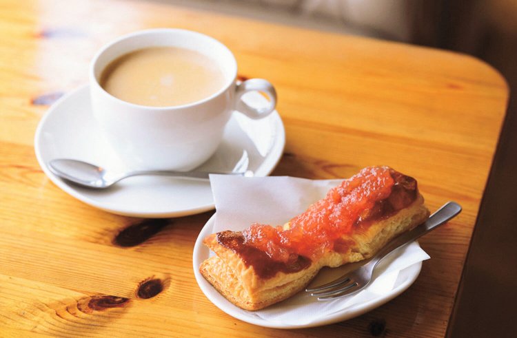 冬季限定のアップルパイ390円とチャイ530円。