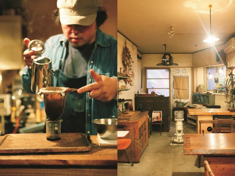 左／丸見えの抽出風景。右／（陰）の店内。常連客はそれぞれ定位置を持つ。